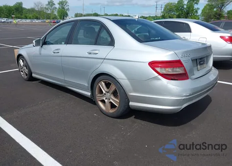 2010 Mercedes-Benz C 300 Luxury 4Matic/Sport 4Matic z USA, uszkodzony, nr VIN WDDGF8BB5AF488117
